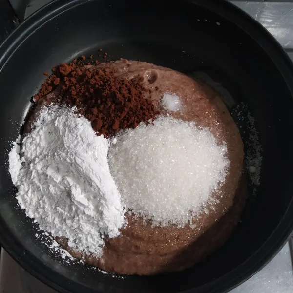 Tambahkan gula pasir, sejumput garam, tepung ketan, cokelat bubuk dan vanili aduk rata sampai tidak ada yang menggumpal. 
Lalu nyalakan api masak dengan api kecil sambil terus di aduk.