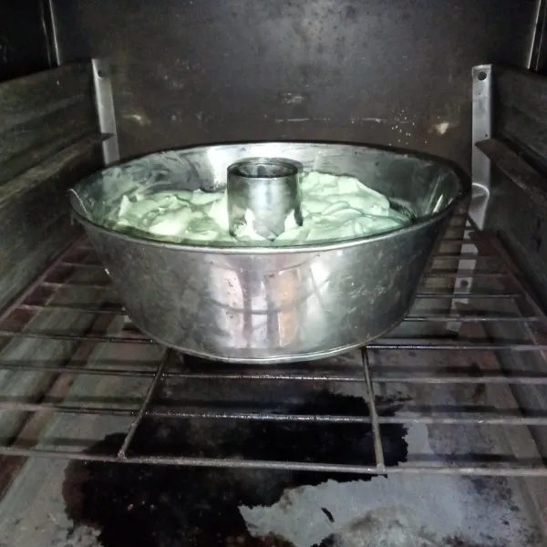 Tuang ke dalam loyang yang sudah dioles tipis margarin dan ditaburi sedikit tepung, masukkan kedalam oven dan panggang hingga matang.