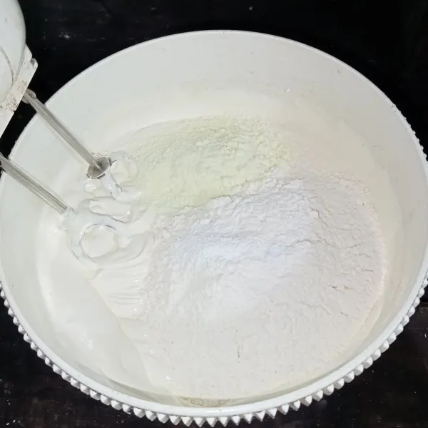 Masukkan tepung terigu, susu bubuk dan baking powder, kocok dengan speed rendah cukup tercampur rata saja.