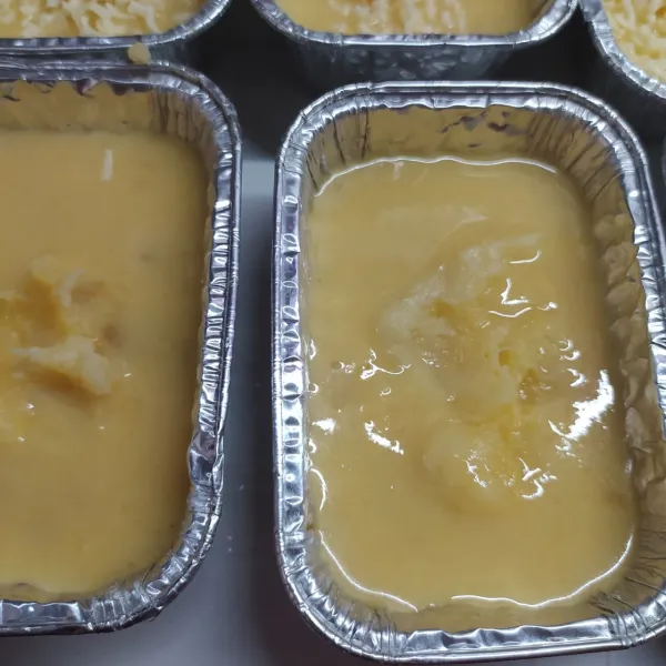 Ambil cup alumunium foil, tuang adonan ½ tinggi cup. Beri potongan tape yang tersisa