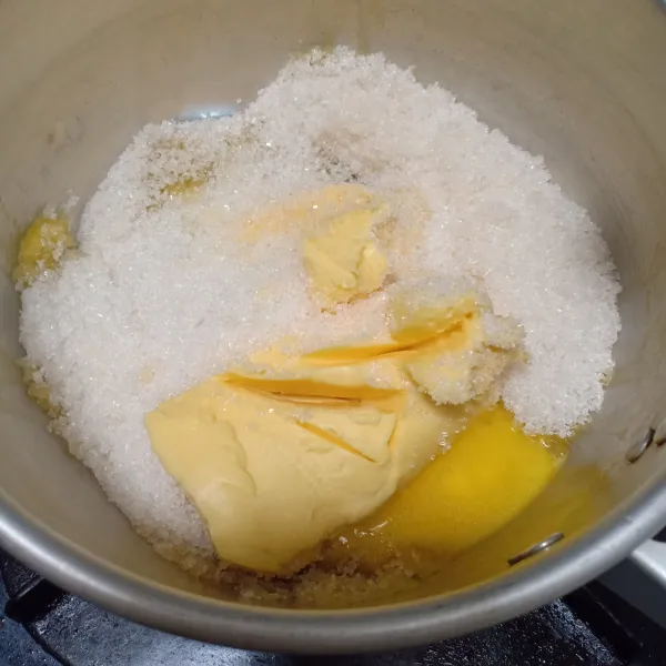 Panaskan butter dan gula dalam panci, masak hingga gula larut.