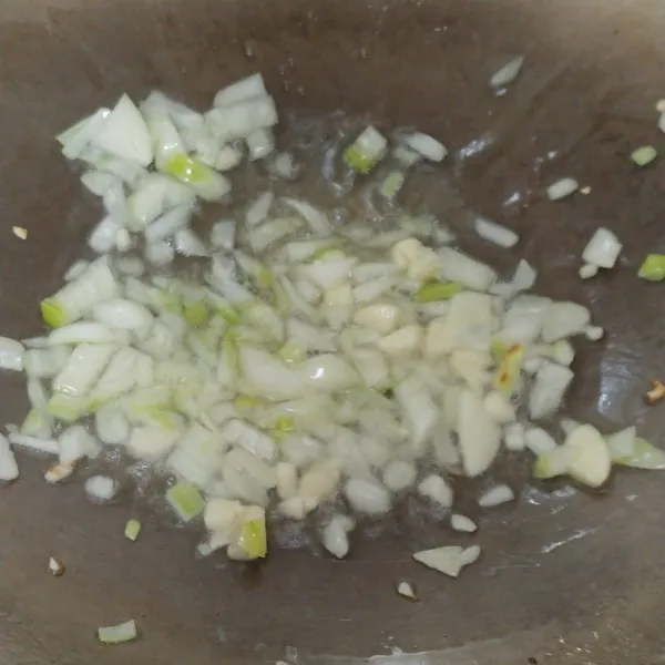Panaskan minyak lalu tumis bawang bombay hingga harum dan layu, lalu masukan bawang putih sambil terus diaduk agar tidak gosong.