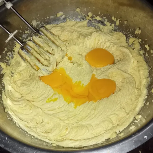 Masukkan kuning telur dan kocok sekitar 1 menit.