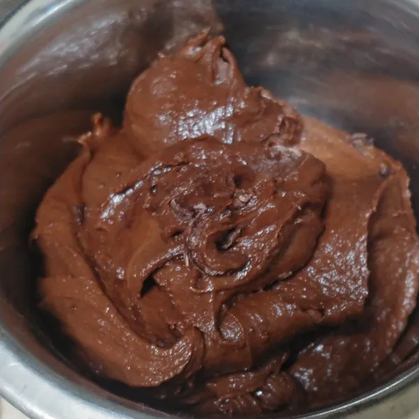Aduk menggunakan spatula lalu pindahkan ke mangkok dan tutup pakai plastik wraps dan masukan kulkas selama 30 menit.