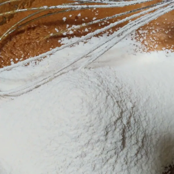 Masukan bahan kering tepung, baking powder dan vanili bubuk diayak agar tidak ada adonan yang menggumpal.
