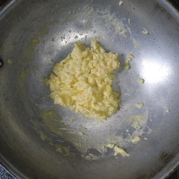 Kocok lepas telur, buat scrambled egg, sisihkan.