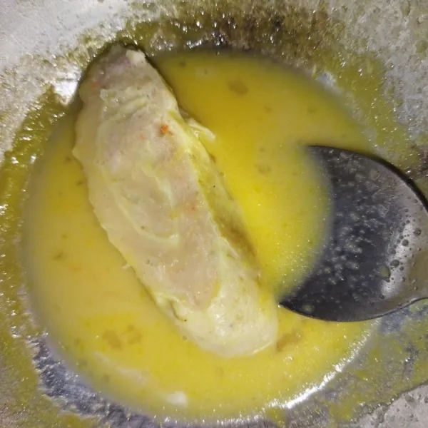 Lalu celupkan shrimp roll tadi ke sisa bahan kulit tadi, atau jika tidak ada bisa dilapisi dengan 1 butir telur yang sudah dikocok lepas.