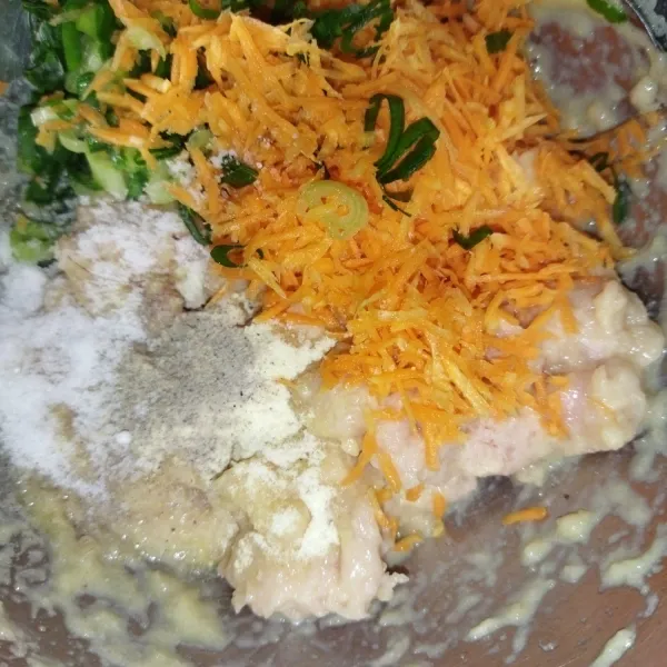 Kemudian tambahkan wortel, daun bawang, garam, kaldu bubuk, gula pasir dan lada bubuk, aduk rata.