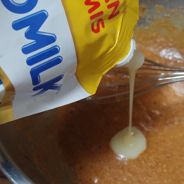 Untuk bahan cookiesnya, kocok butter dan brown sugar menggunakan wishk hingga tercampur, tambahkan susu kental manis dan aduk rata.