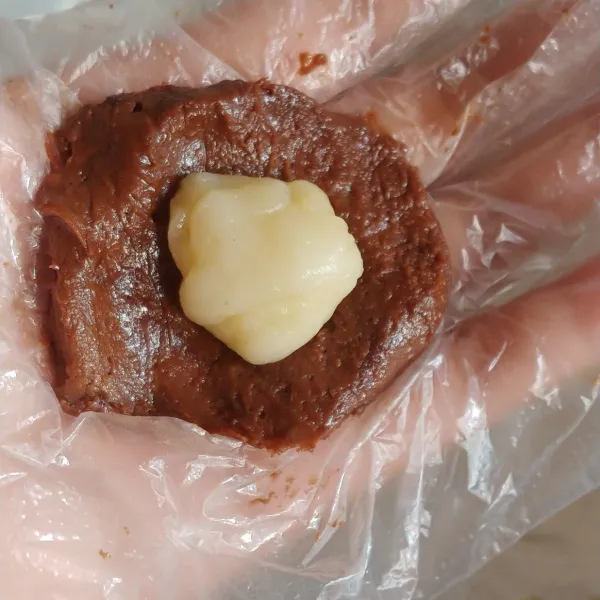 Keluarkan bahan mochi lalu bagi menjadi beberapa bagian dan bulat-bulatkan ,ambil bahan cookies pipihkan beri adonan mochi dan bulatkan.