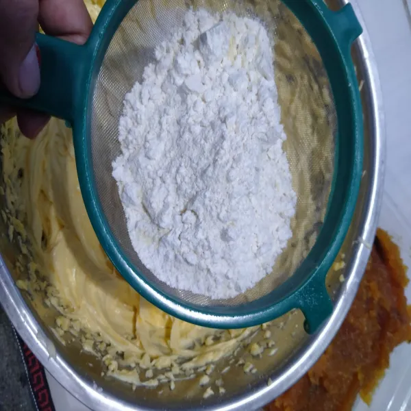 Tambahkan tepung terigu, meizena dan susu bubuk sedikit demi sedikit sambil diayak.