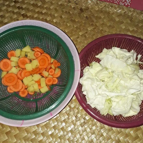 Potong-potong sayur, lalu cuci bersih dan tiriskan.