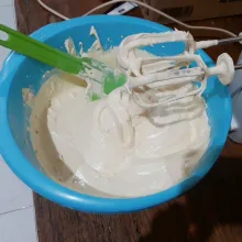 Masukkan terigu, maizena & susu. Mixer kecepatan rendah asal rata saja.