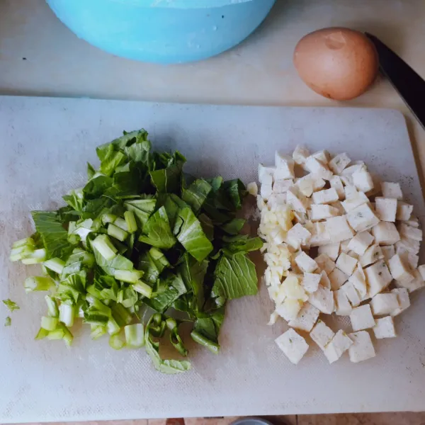 Cuci bersih sayur, potong 1 cm. Potong dadu scallop.