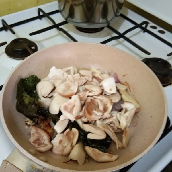 Masukan picung, aduk rata