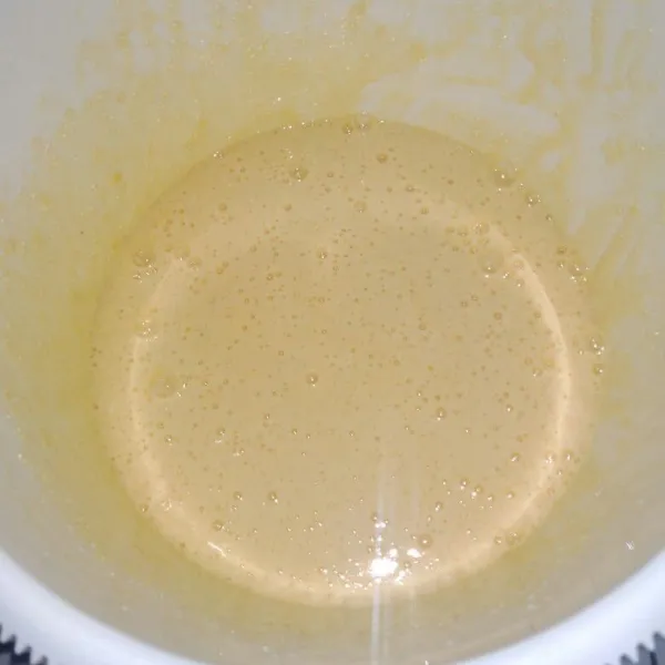 Kocok gula dan telur sampai gula larut dan sedikit pucat berbusa, masukkan vanila dan garam, kocok terus sampai rata, masukkan santan sambil terus dikocok.