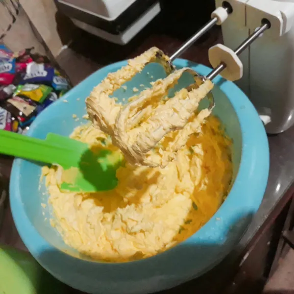 Mixer blueband & gula selama 2 menit. Tambahkan kuning telur. Mixer hingga rata.