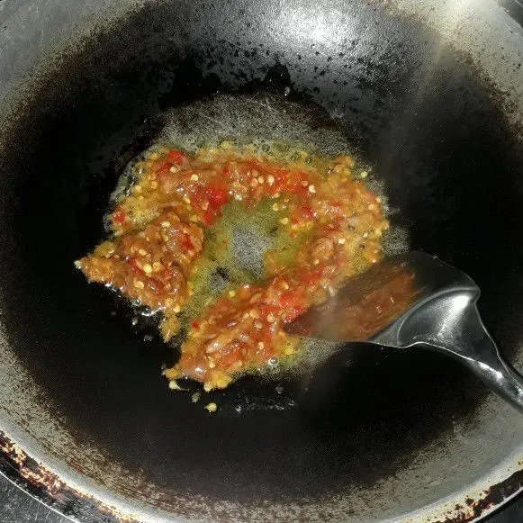 Panaskan minyak goreng, lalu tumis bumbu hingga harum.