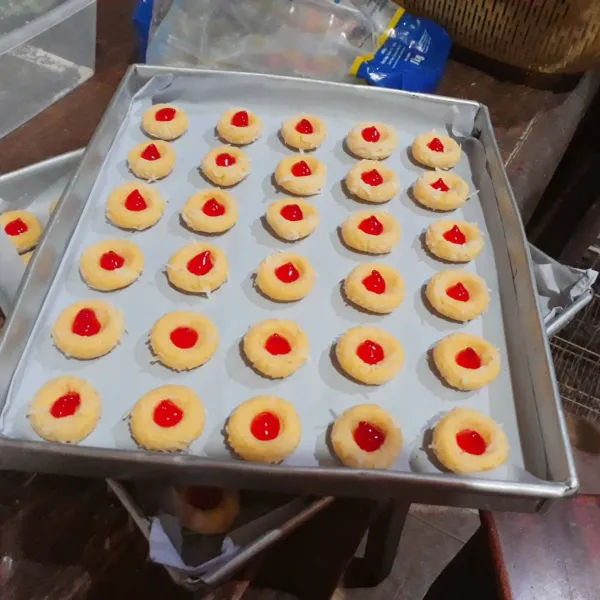 Isi atasnya dengan selai.