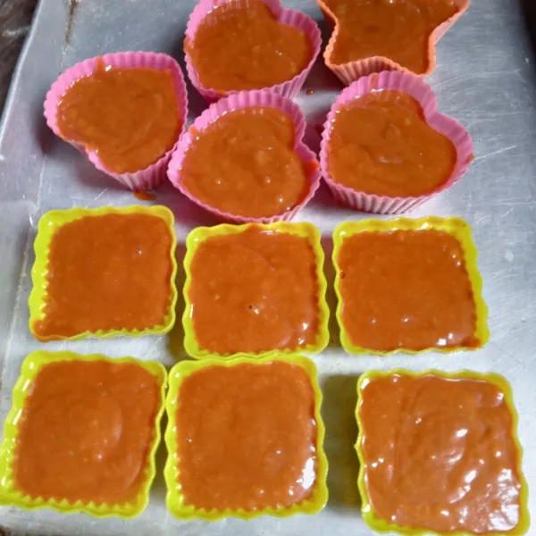 Oles cetakan dengan minyak goreng, lalu masukkan adonan secukupnya.