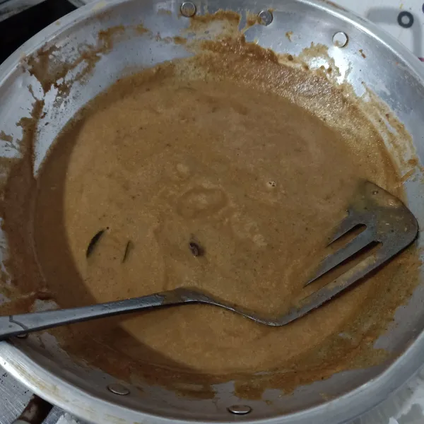 Bumbui garam, kaldu bubuk dan kecap, masak sampai matang.