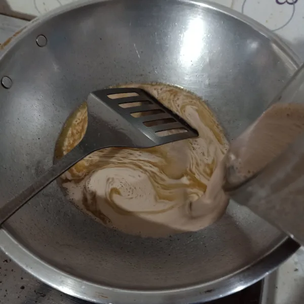 Panaskan sedikit minyak di wajan, lalu masukkan kacang yang sudah diblender tadi, biarkan sampai mendidih.