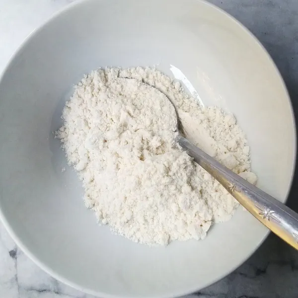 Masukkan tepung terigu ke dalam wadah.