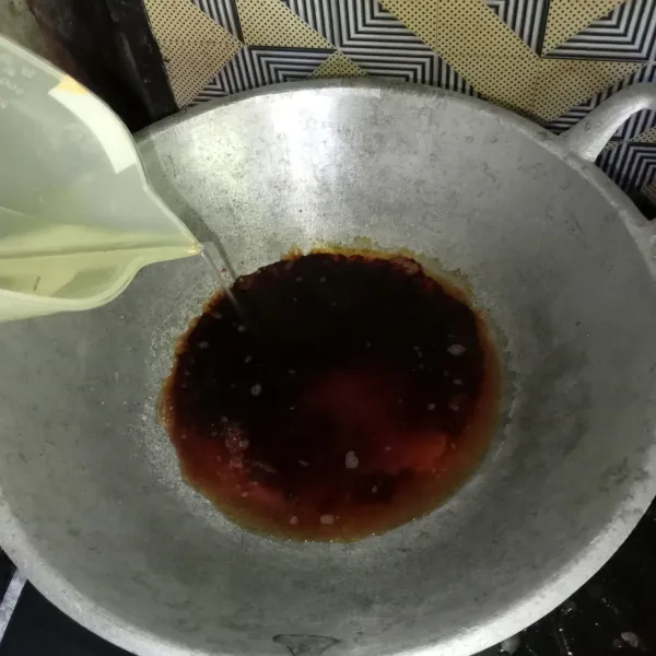 Tuang air panas dan masak hingga semua gula larut, matikan kompor.