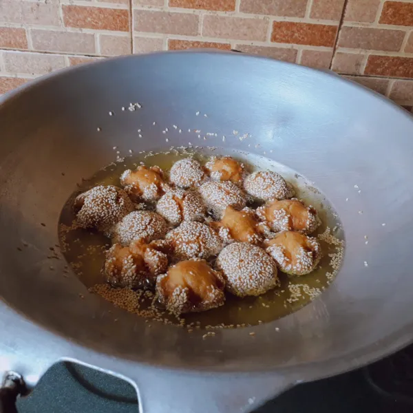 Goreng dengan minyak panas api kecil hingga matang & renyah. Angkat & tiriskan.