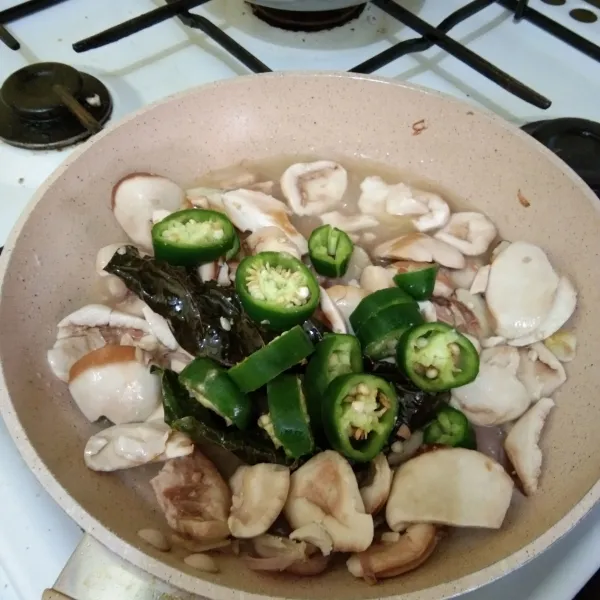 Masukan irisan cabe hijau, aduk masak hingga cabe hijau layu