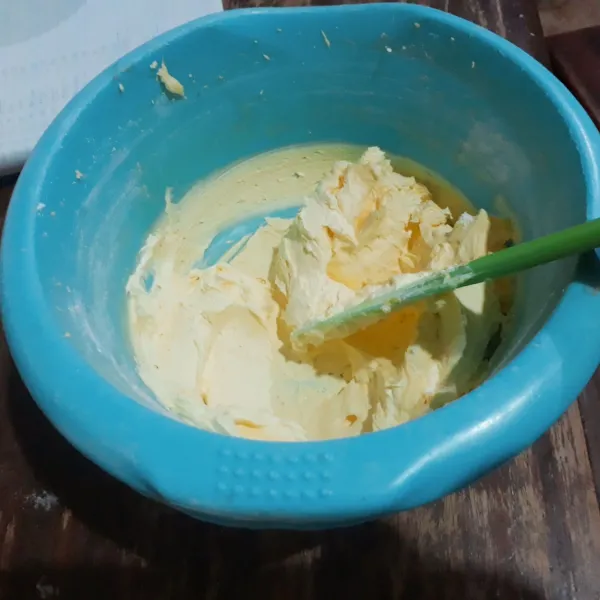 Mixer gula & margarin hingga pucat (2 menit).