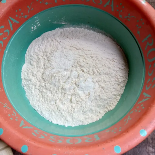 Campur terigu, baking powder, soda kue dan vanili bubuk, lalu ayak.