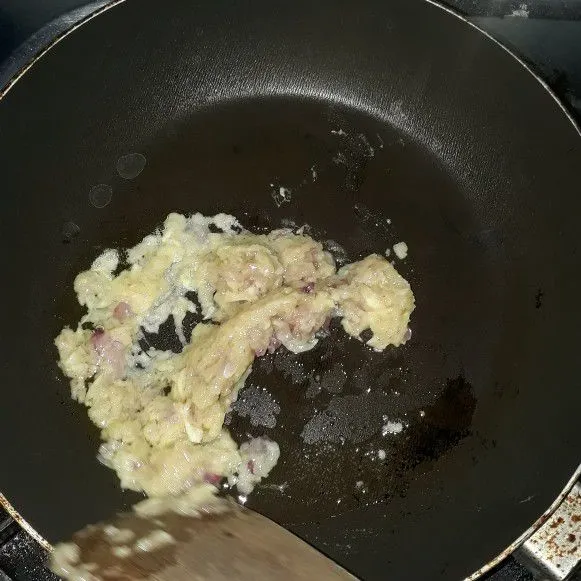 Panaskan minyak goreng, tumis bumbu hingga harum.
