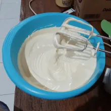 Campur gula, telur, pewarna & sp/ emusifier. Mixer kecepatan tinggi hingga kental berjejak.