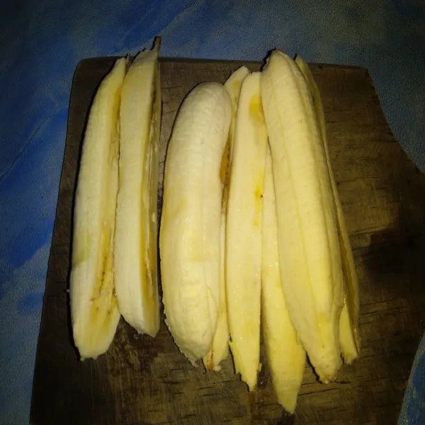 Kupas dan belah 2 pisang (jika cukup besar belah 4), sisihkan dahulu.