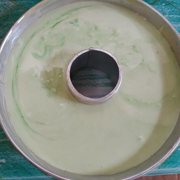 Tuang adonan ke dalam loyang yang sudah diolesi dengan carlo. Hentakkan loyang sebelum masuk oven. Panggang selama 1 jam dengan suhu 170°C.