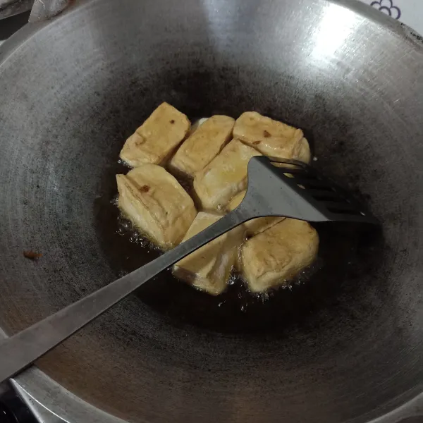 Goreng tahu sampai matang, sisihkan.