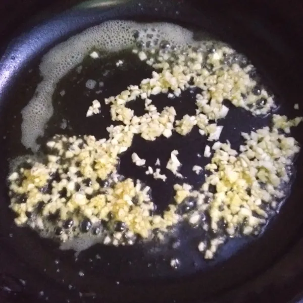 Panaskan 2 sdm butter. Tumis bawang putih sampai wangi. Pada tahap ini bawang putih boleh direbus ataupun ditumis