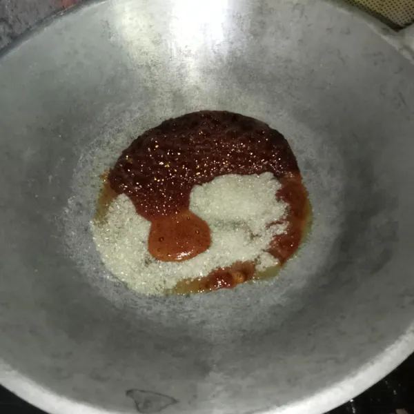 Masak gula pasir dengan api kecil hingga mencair/ karamel.