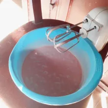 Mixer dengan kecepatan tinggi selama 5 menit.
