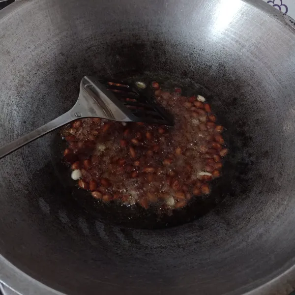 Goreng kacang tanah sampai matang.