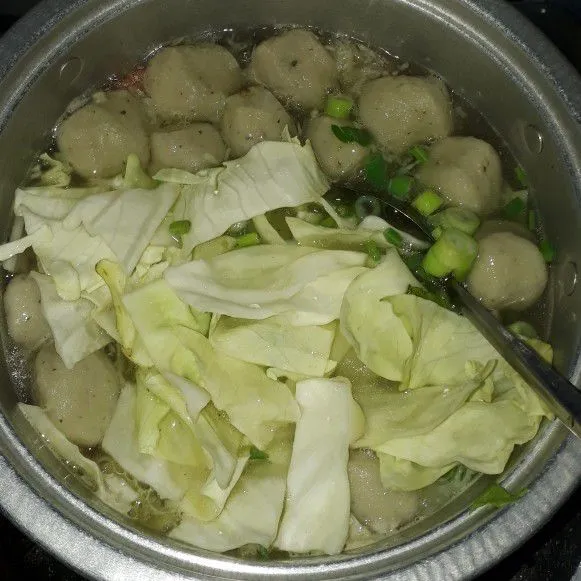 Masukkan kol, seledri, dan daun bawang. Masak hingga sayur kembali mendidih dan matang.