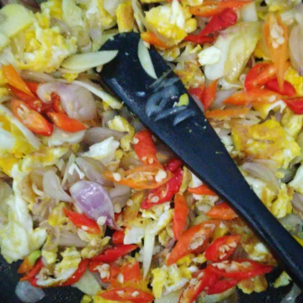 Masukkan cabe yang sudah diiris. Aduk rata.