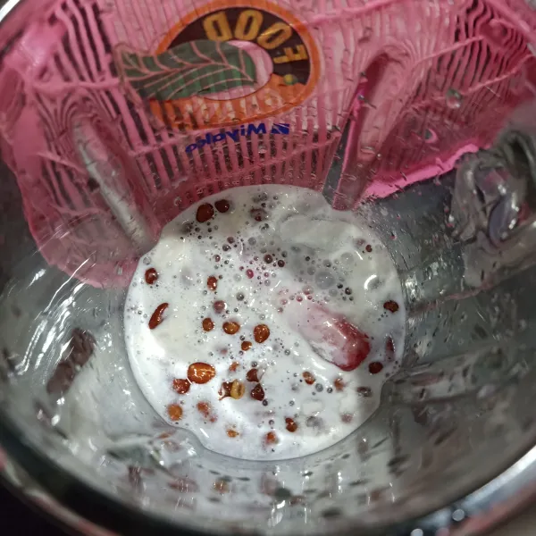 Lalu masukkan dalam blender, tambahkan santan dan cabe merah, proses sampai halus.