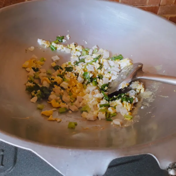 Masukkan bawang putih & scallop, masak hingga harum. Masukkan sayur, masak kembali hingga sayur layu.