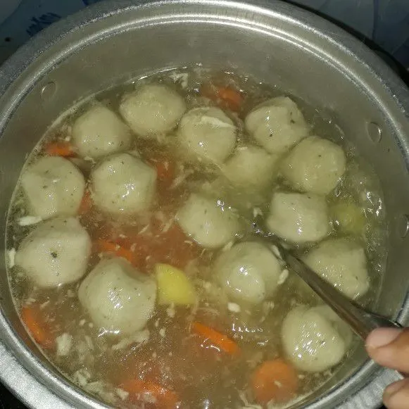 Setelah baso mengapung masukkan bumbu, gula, garam, kaldu bubuk, dan lada bubuk.