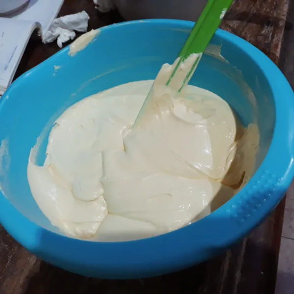 Tambahkan margarin. Aduk rata dengan spatula.