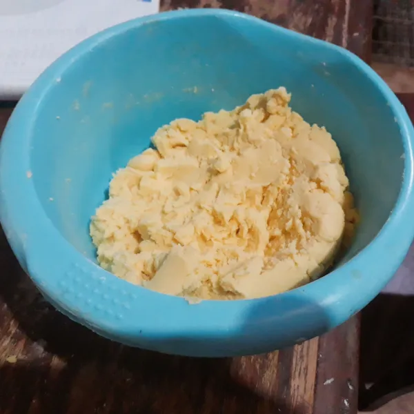 Tambahkan terigu, uleni hingga rata. Jika adonan retak saat dibentuk, tambahkan sedikit margarin.