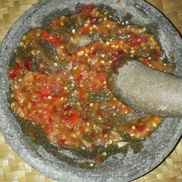 Uleg bahan bumbu hingga halus.