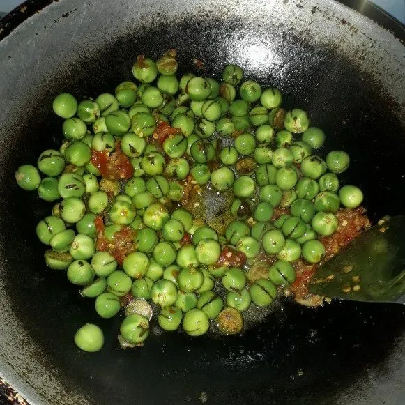 Masukkan tekokak, lalu aduk hingga rata dengan bumbu.